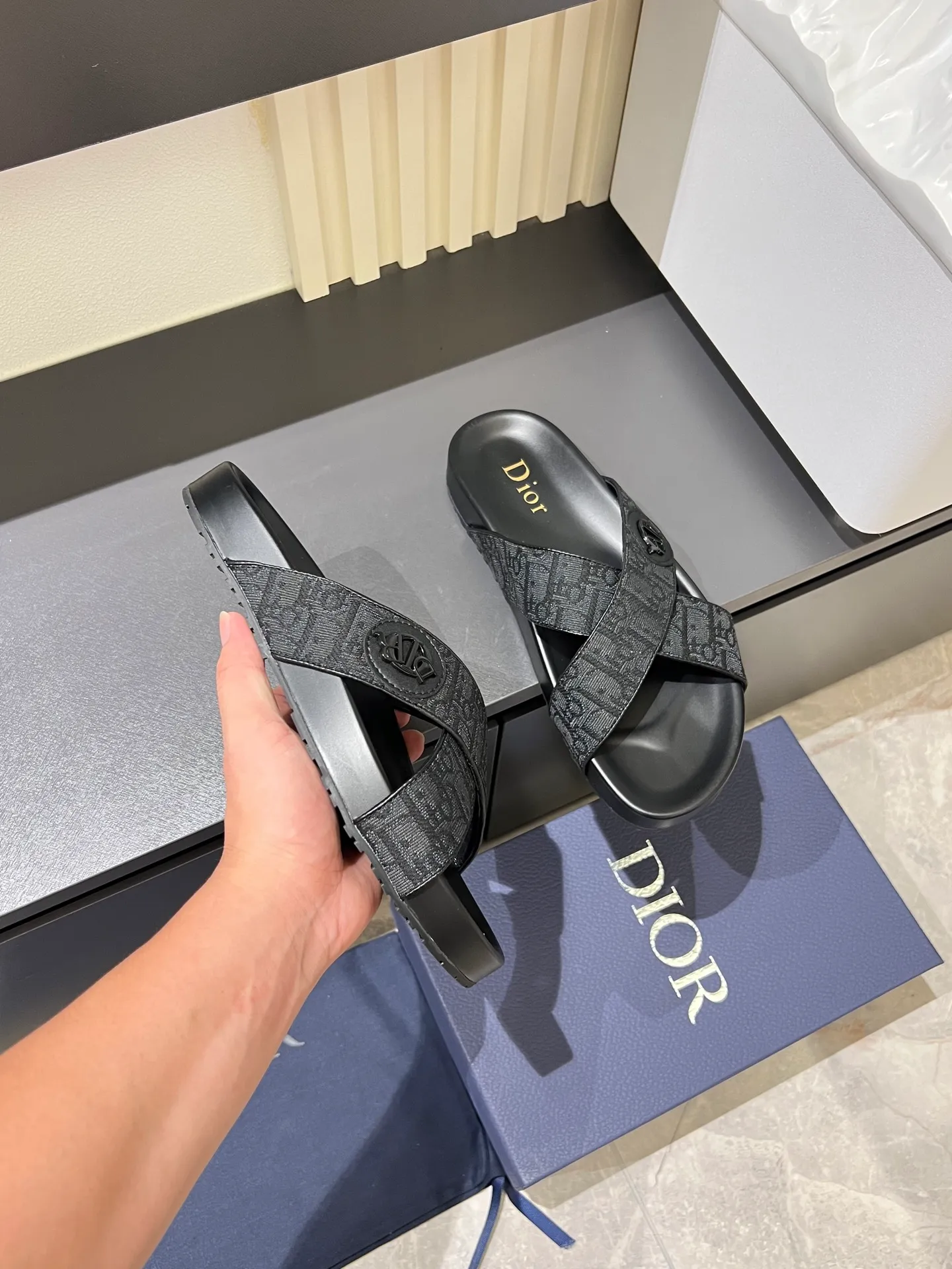 Men's men's shoes 💰p300 Size 38-45 Dior Dior's latest H-Town series Oblique thick sole slippers sandals Original purchase development and production This Dior H-Town sandals pay tribute to the classic logo of sports style and highlight Dior's high-end spirit. Crafted from black rubber with a beige and black Oblique printed upper, it's accentuated with tonal calfskin details. The rubber sole incorporates a variety of elements and is embellished with the Dior logo for a refined, futuristic look. Can be worn with shorts or jeans. Comes with exquisite packaging at the counter 🛍📦 ▪️ Fabric: Original customized imported Oblique embroidery ▪️ Lining: Imported soft sheepskin ▪️ Sole: Original molded ultra-light foam material ▪️ Bottom thickness: 4CM